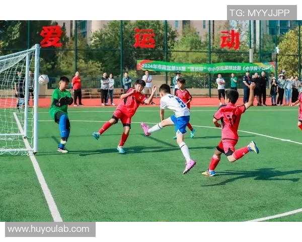 新人挑战足球球星技术极限 在绿茵场上上演激烈对决 新人挑战足球球星技术极限 在绿茵场上上演激烈对决