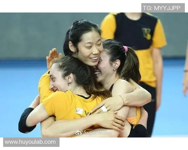 女性足球裁判崭露头角 成为绿茵场上的新星 打破性别偏见引领未来裁判新风潮 女性足球裁判崭露头角 成为绿茵场上的新星 打破性别偏见引领未来裁判新风潮