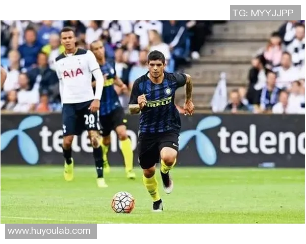 山东足球俱乐部球星引领新时代足坛风潮展现个人魅力与团队精神